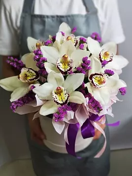 Коробка с белыми орхидеями